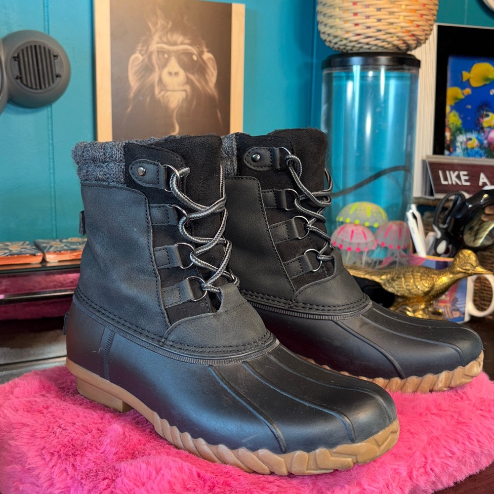 SPORTO LILIA WEATHER DUCK BOOT Black Rubber with tan bottoms. Women’s